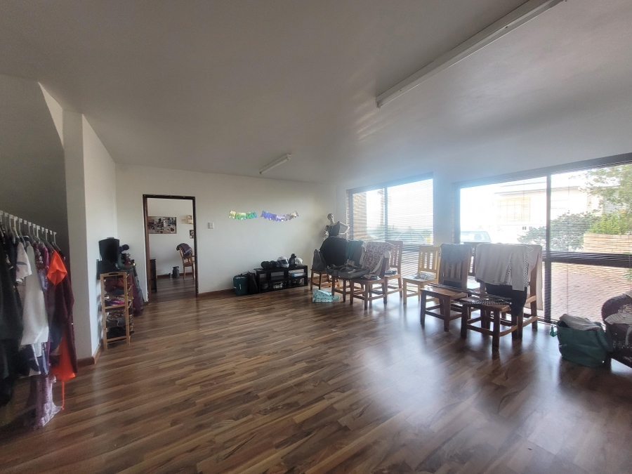 To Let 4 Bedroom Property for Rent in Wavecrest Eastern Cape